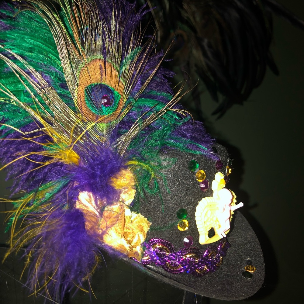 Mardi Gras headband mini feathered hat 🎩 - Picture 3 of 4